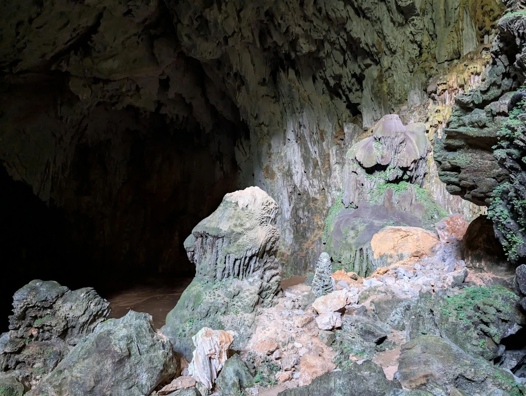 Les grottes de Vang Vieng : accessible et spectaculaire