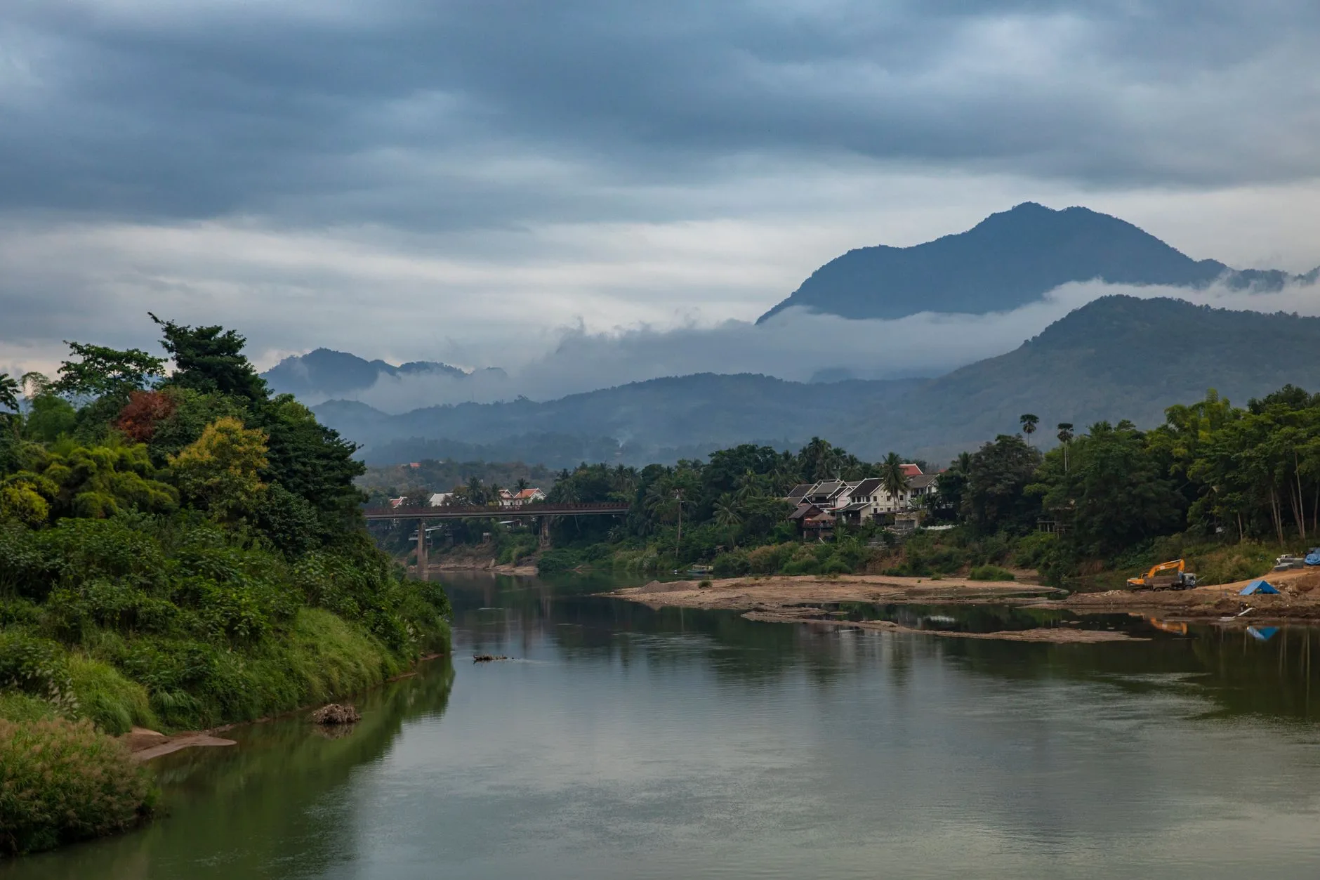 Train à grande vitesse traversant les montagnes du nord du Laos