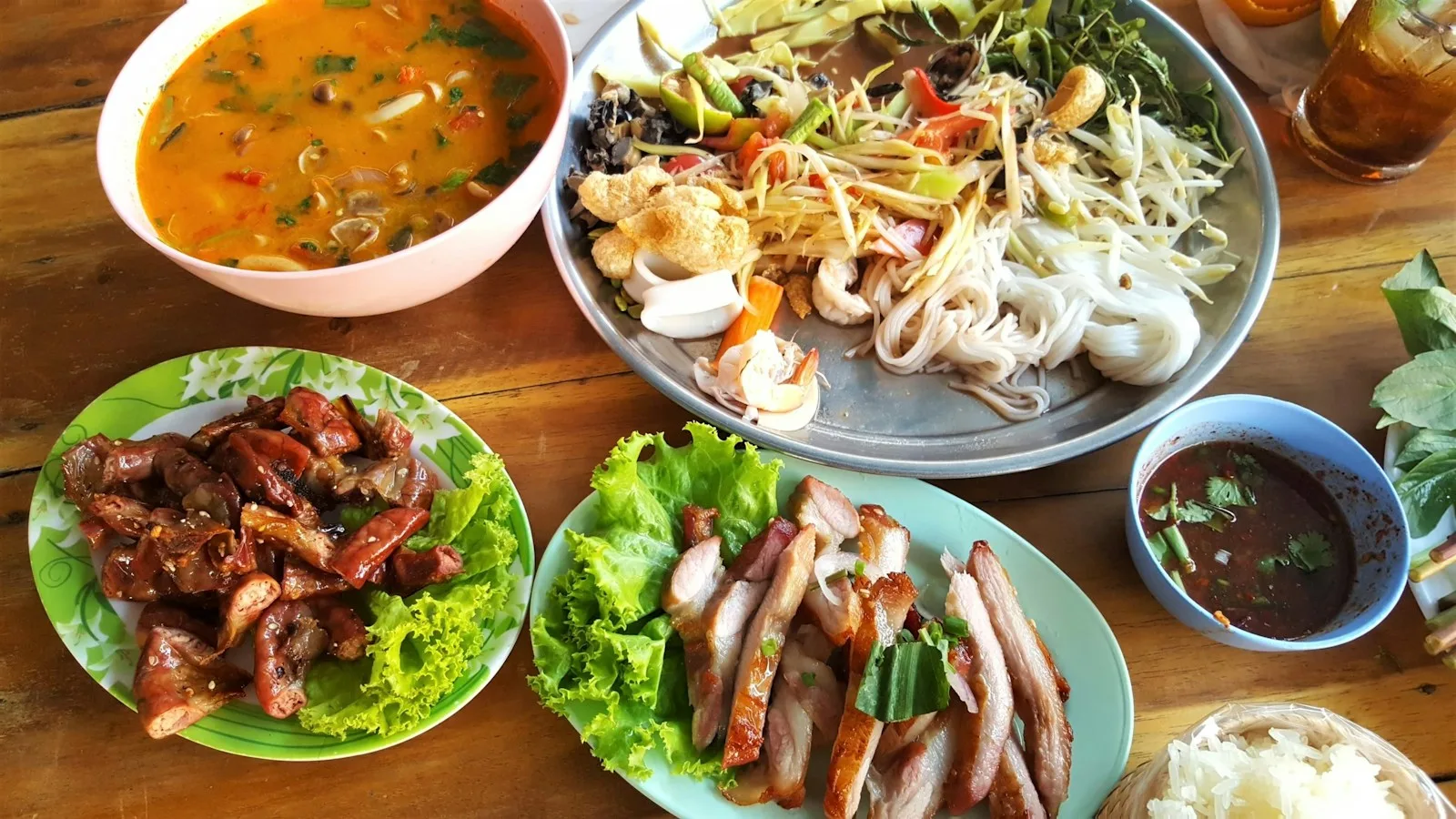 Serveuse laotienne apportant l'addition à une table de restaurant à Luang Prabang