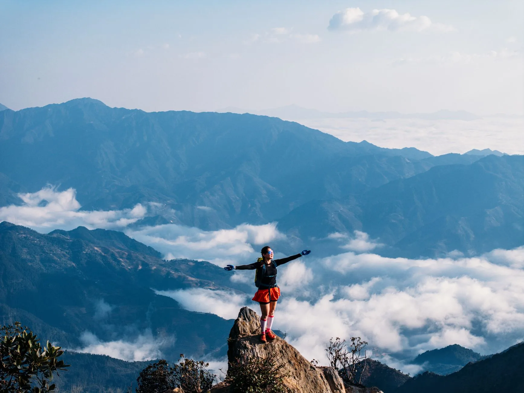 Sentier de randonnée isolé dans la forêt karstique du Nord du Laos
